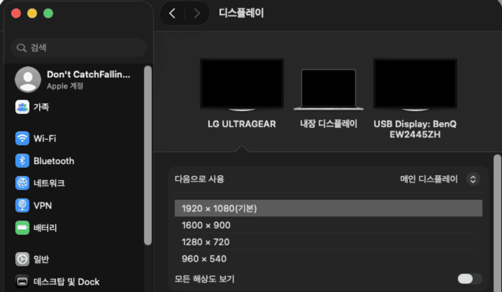 macOS 디스플레이 설정에서 M2 맥북에어에 연결된 외부 모니터 2대가 확장 화면으로 정상 인식된 상태
