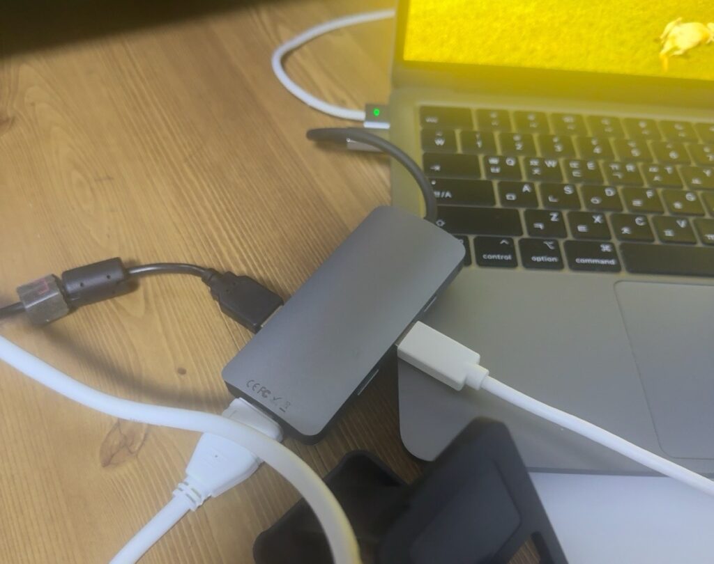M2 맥북에어와 USB-C 허브 및 J5 Create 어댑터를 이용해 외부 모니터 2대를 연결한 책상 구성